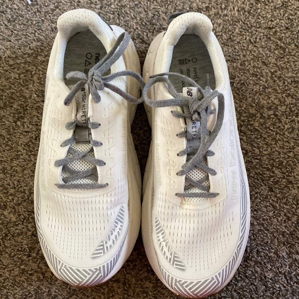 Unisex new balance, fresh foam running shoes women’s size 12 men’s size 10.5.